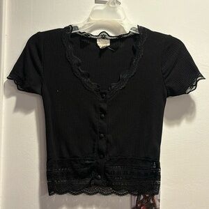 Lace v-neck button crop top